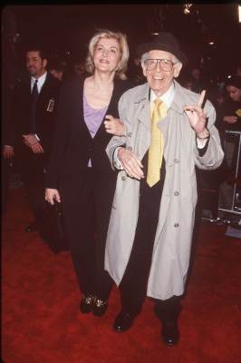 Milton Berle at event of Sutrikes gangsteris (1999)