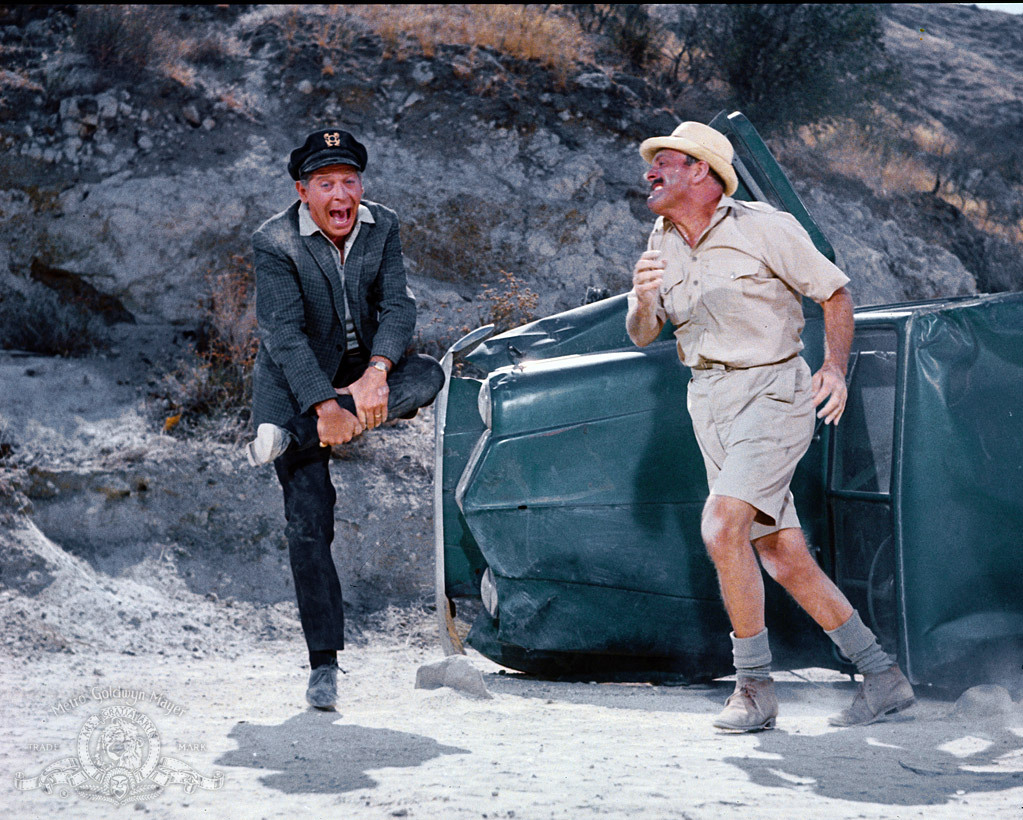 Still of Milton Berle and Terry-Thomas in It's a Mad, Mad, Mad, Mad World (1963)