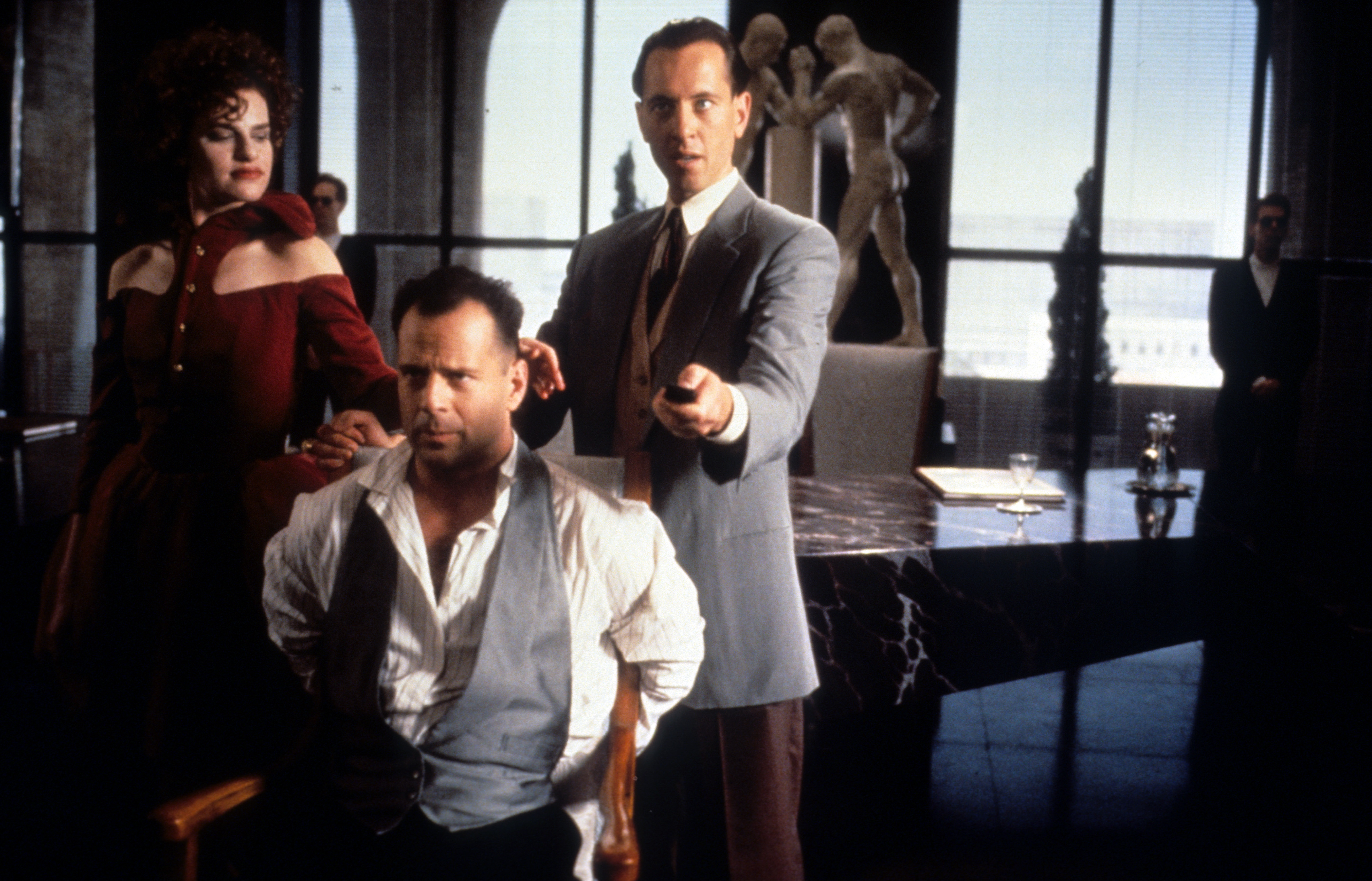 Still of Bruce Willis, Sandra Bernhard and Richard E. Grant in Hudson Hawk (1991)