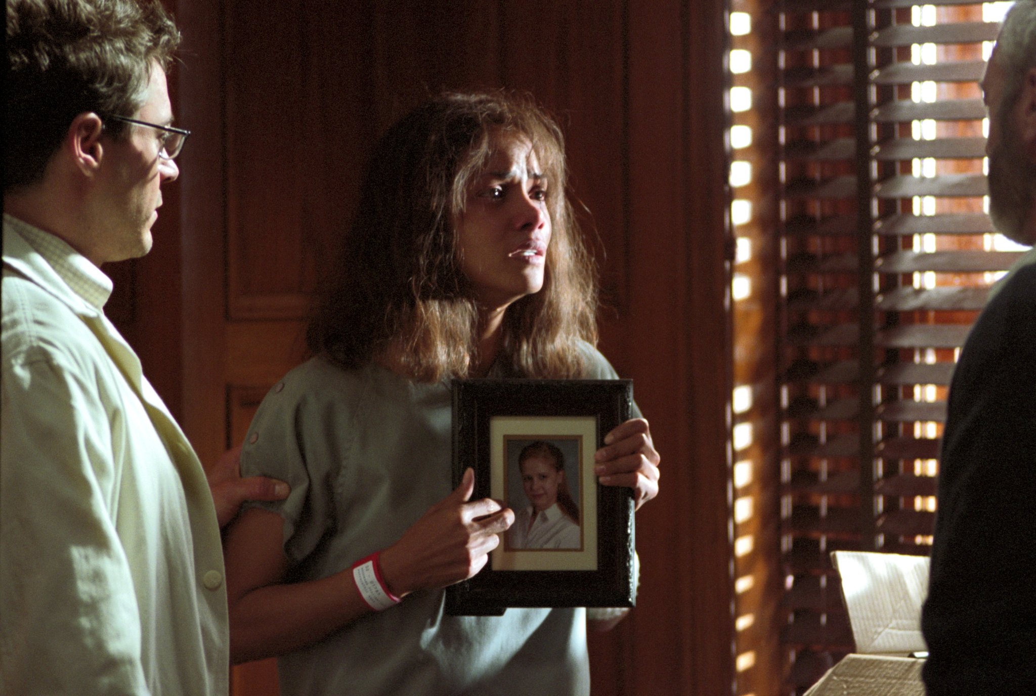 Still of Robert Downey Jr. and Halle Berry in Gothika (2003)