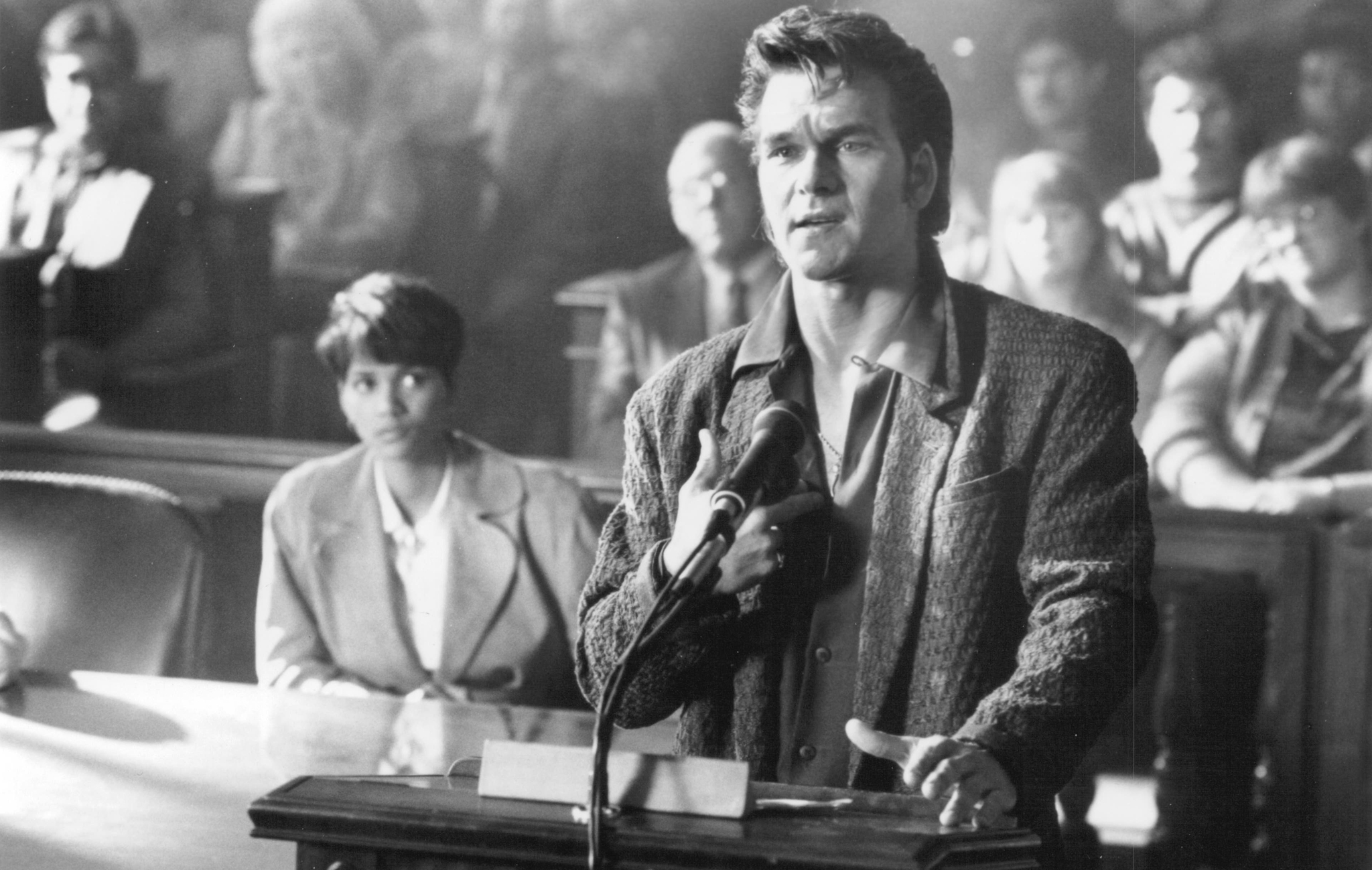 Still of Patrick Swayze and Halle Berry in Father Hood (1993)