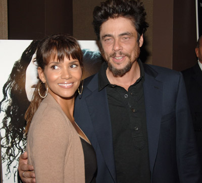 Halle Berry and Benicio Del Toro at event of Things We Lost in the Fire (2007)