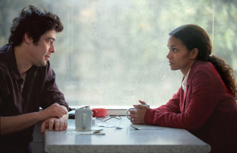 Still of Halle Berry and Benicio Del Toro in Things We Lost in the Fire (2007)