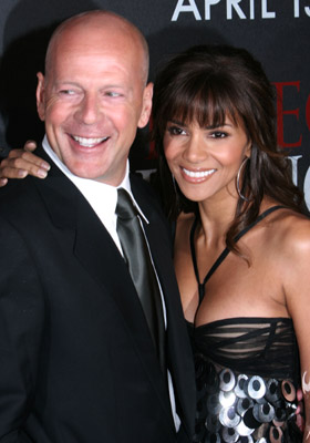Bruce Willis and Halle Berry at event of Perfect Stranger (2007)