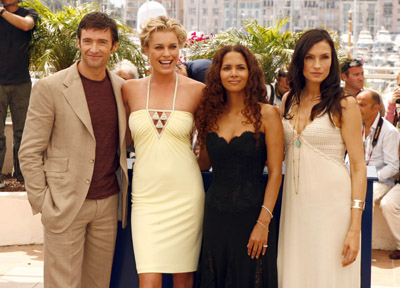 Famke Janssen, Halle Berry, Rebecca Romijn and Hugh Jackman at event of Iksmenai. Zutbutinis musis (2006)