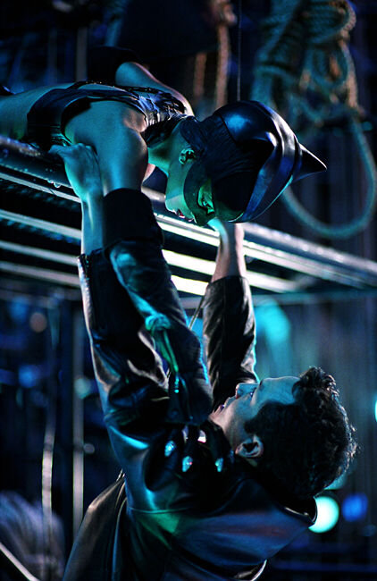 Still of Halle Berry and Benjamin Bratt in Catwoman (2004)