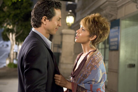 Still of Halle Berry and Benjamin Bratt in Catwoman (2004)