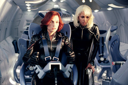 Still of Famke Janssen and Halle Berry in Iksmenai 2 (2003)