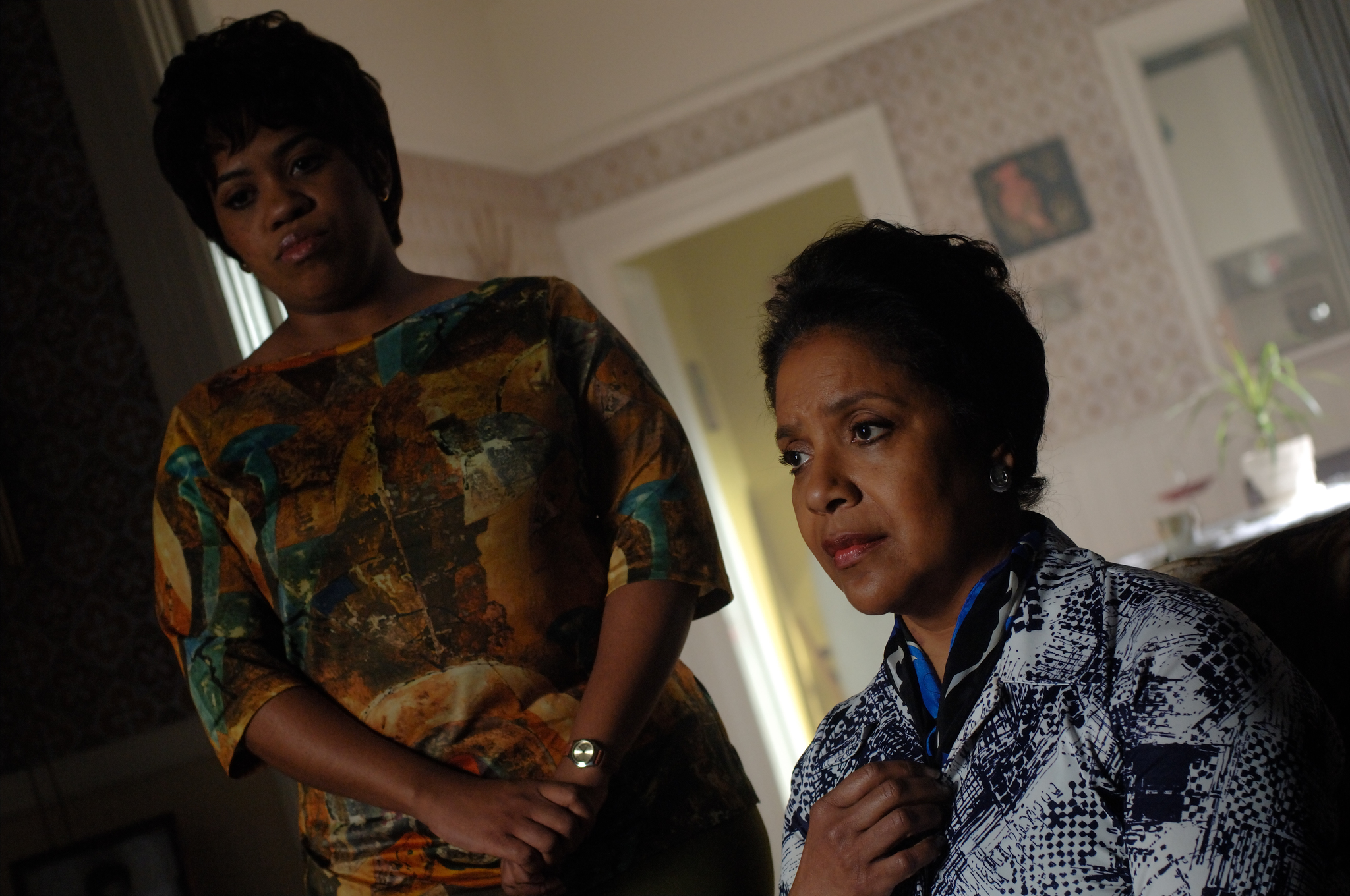 Still of Halle Berry and Phylicia Rashad in Frankie & Alice (2010)