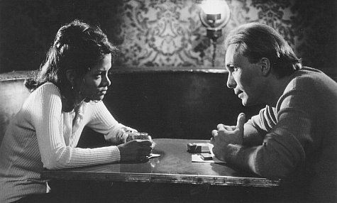 Still of Halle Berry and Peter Greene in The Rich Man's Wife (1996)