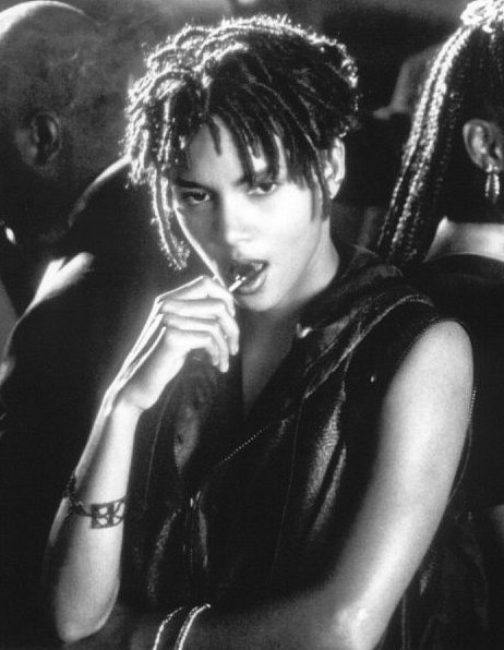 Still of Halle Berry in Bulworth (1998)