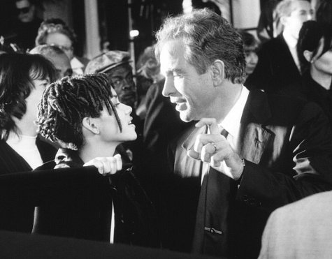 Still of Warren Beatty and Halle Berry in Bulworth (1998)