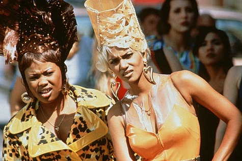 Still of Halle Berry and Natalie Desselle Reid in B*A*P*S (1997)
