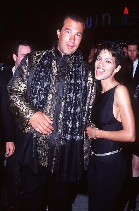 Steven Seagal and Halle Berry at event of Executive Decision (1996)