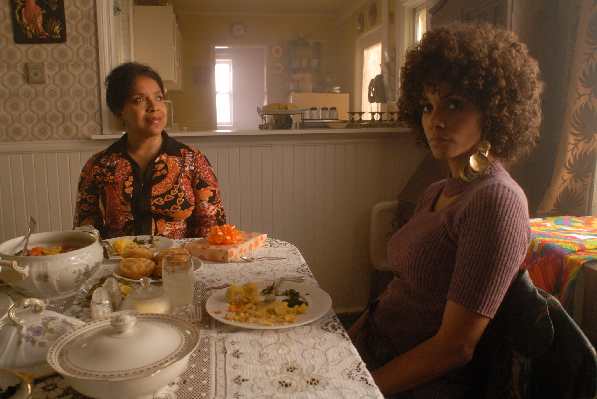 Still of Halle Berry and Phylicia Rashad in Frankie & Alice (2010)