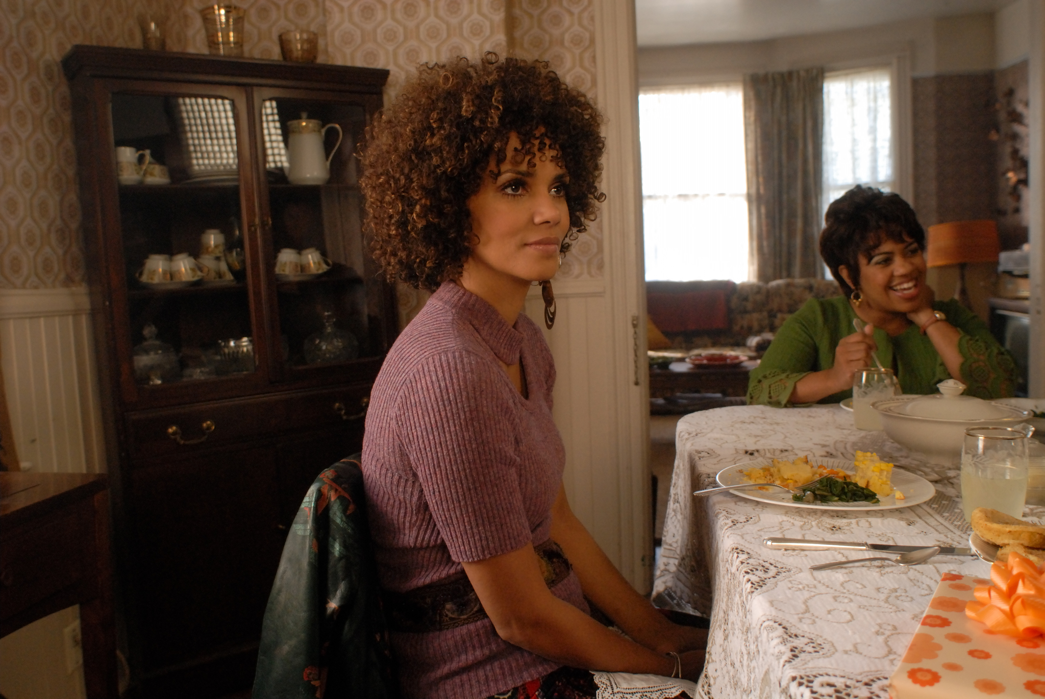 Still of Halle Berry in Frankie & Alice (2010)