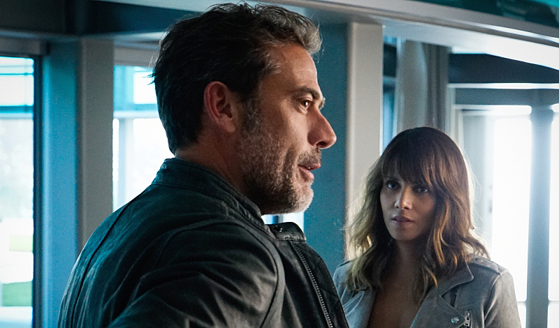 Still of Halle Berry and Jeffrey Dean Morgan in Extant (2014)
