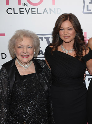 Valerie Bertinelli and Betty White at event of Hot in Cleveland (2010)
