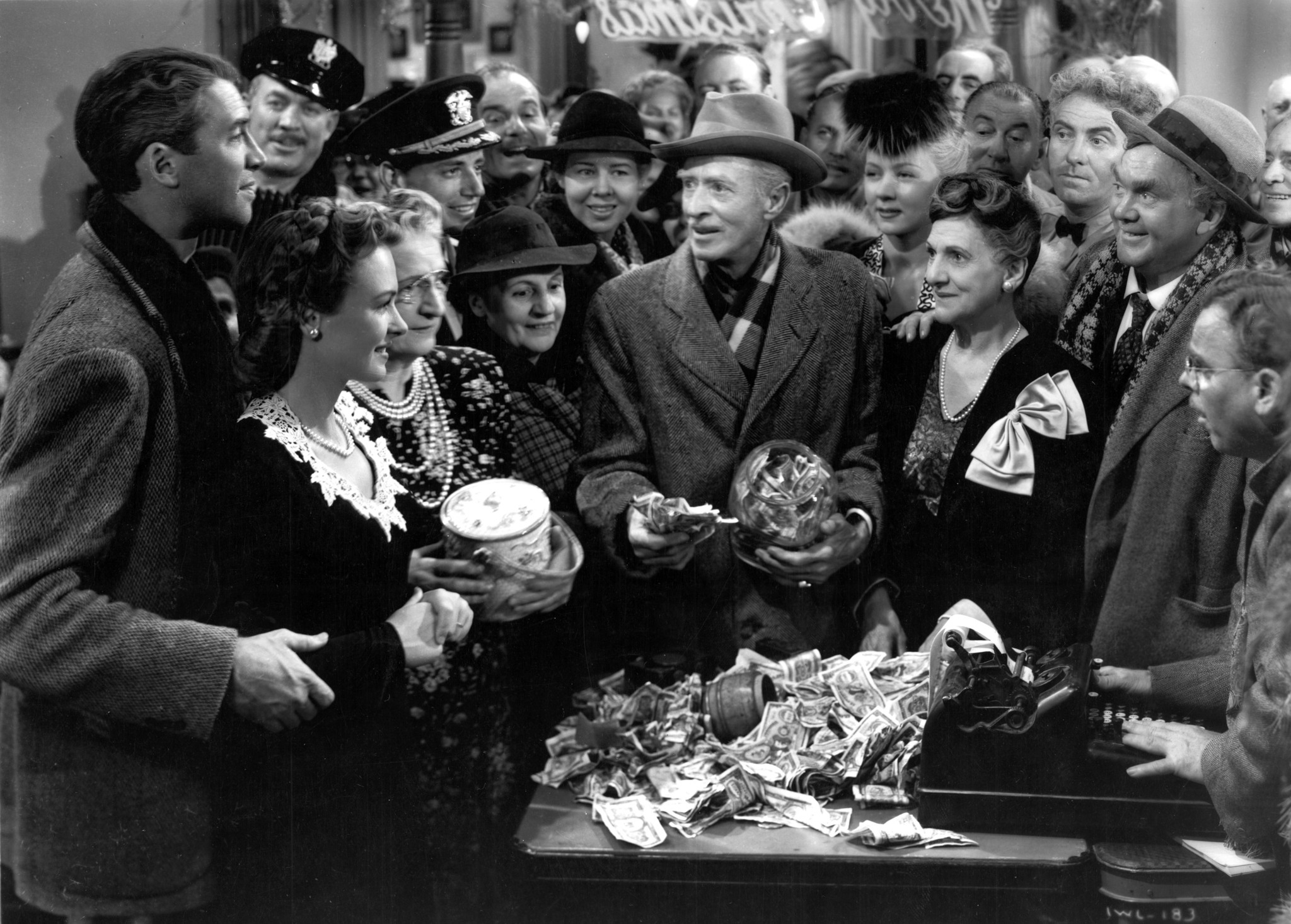 Still of James Stewart, Ward Bond and Donna Reed in Tai nuostabus gyvenimas (1946)