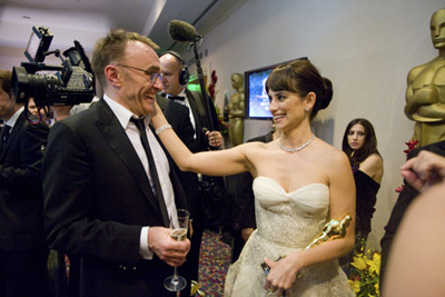 Oscar® winners Danny Boyle (left) and Penelope Cruz backstage during the live ABC Telecast of the 81st Annual Academy Awards® from the Kodak Theatre, in Hollywood, CA Sunday, February 22, 2009.