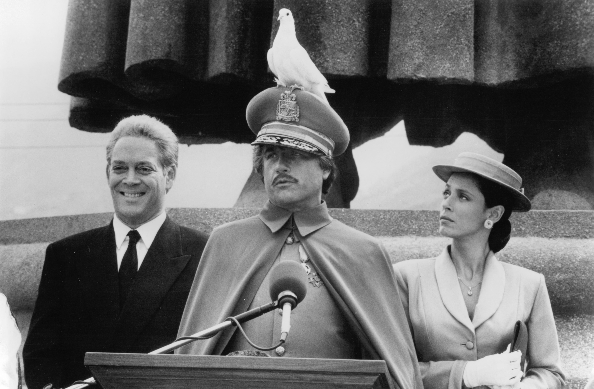 Still of Richard Dreyfuss, Raul Julia and Sonia Braga in Moon Over Parador (1988)