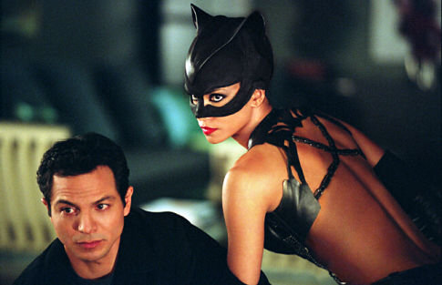 Still of Halle Berry and Benjamin Bratt in Catwoman (2004)