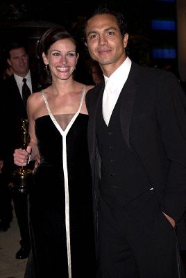 Julia Roberts and Benjamin Bratt