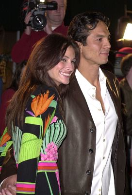 Julia Roberts and Benjamin Bratt at event of Red Planet (2000)