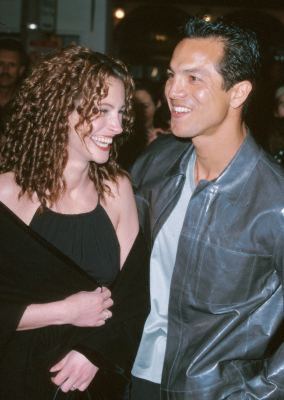 Julia Roberts and Benjamin Bratt at event of Erin Brockovich (2000)