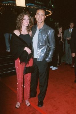 Julia Roberts and Benjamin Bratt at event of Erin Brockovich (2000)