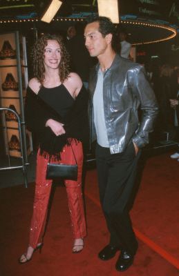 Julia Roberts and Benjamin Bratt at event of Erin Brockovich (2000)