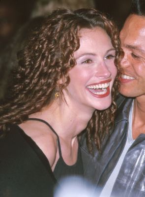 Julia Roberts and Benjamin Bratt at event of Erin Brockovich (2000)