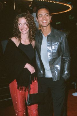 Julia Roberts and Benjamin Bratt at event of Erin Brockovich (2000)