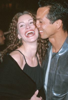 Julia Roberts and Benjamin Bratt at event of Erin Brockovich (2000)