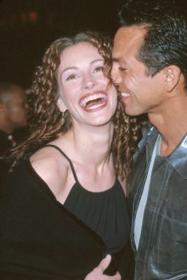 Julia Roberts and Benjamin Bratt at event of Erin Brockovich (2000)