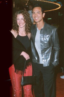 Julia Roberts and Benjamin Bratt at event of Erin Brockovich (2000)