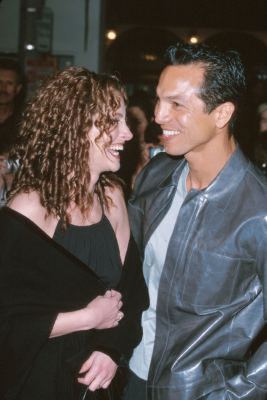 Julia Roberts and Benjamin Bratt at event of Erin Brockovich (2000)