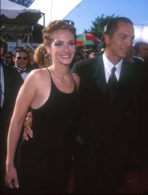 Julia Roberts and Benjamin Bratt