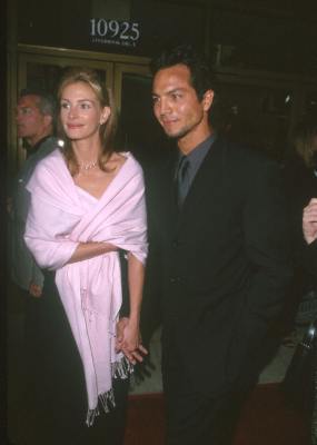 Julia Roberts and Benjamin Bratt at event of Runaway Bride (1999)