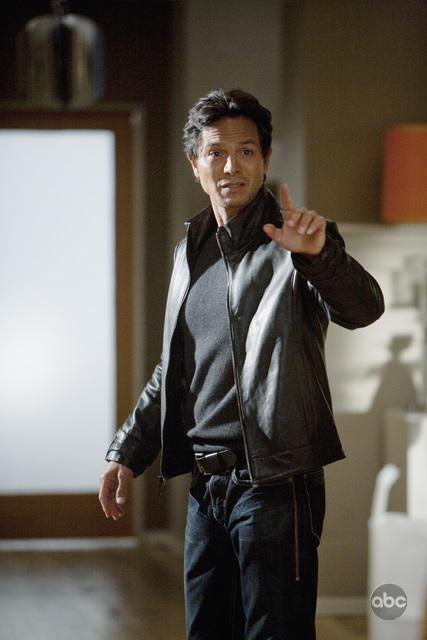 Still of Benjamin Bratt in Moderni seima (2009)