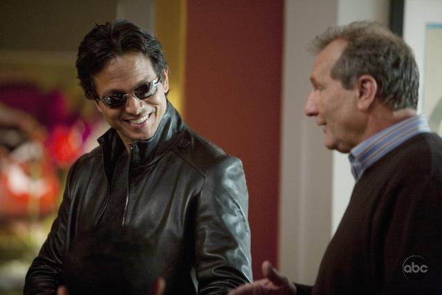 Still of Benjamin Bratt and Ed O'Neill in Moderni seima (2009)