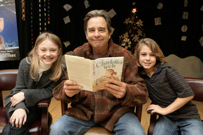 Beau Bridges, Dakota Fanning and Dominic Scott Kay at event of Charlotte's Web (2006)