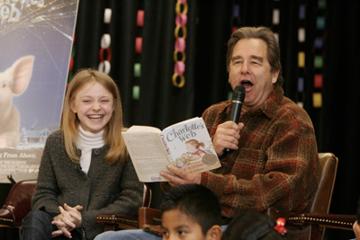 Beau Bridges and Dakota Fanning at event of Charlotte's Web (2006)