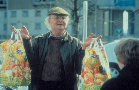 Still of Jim Broadbent in Iris (2001)