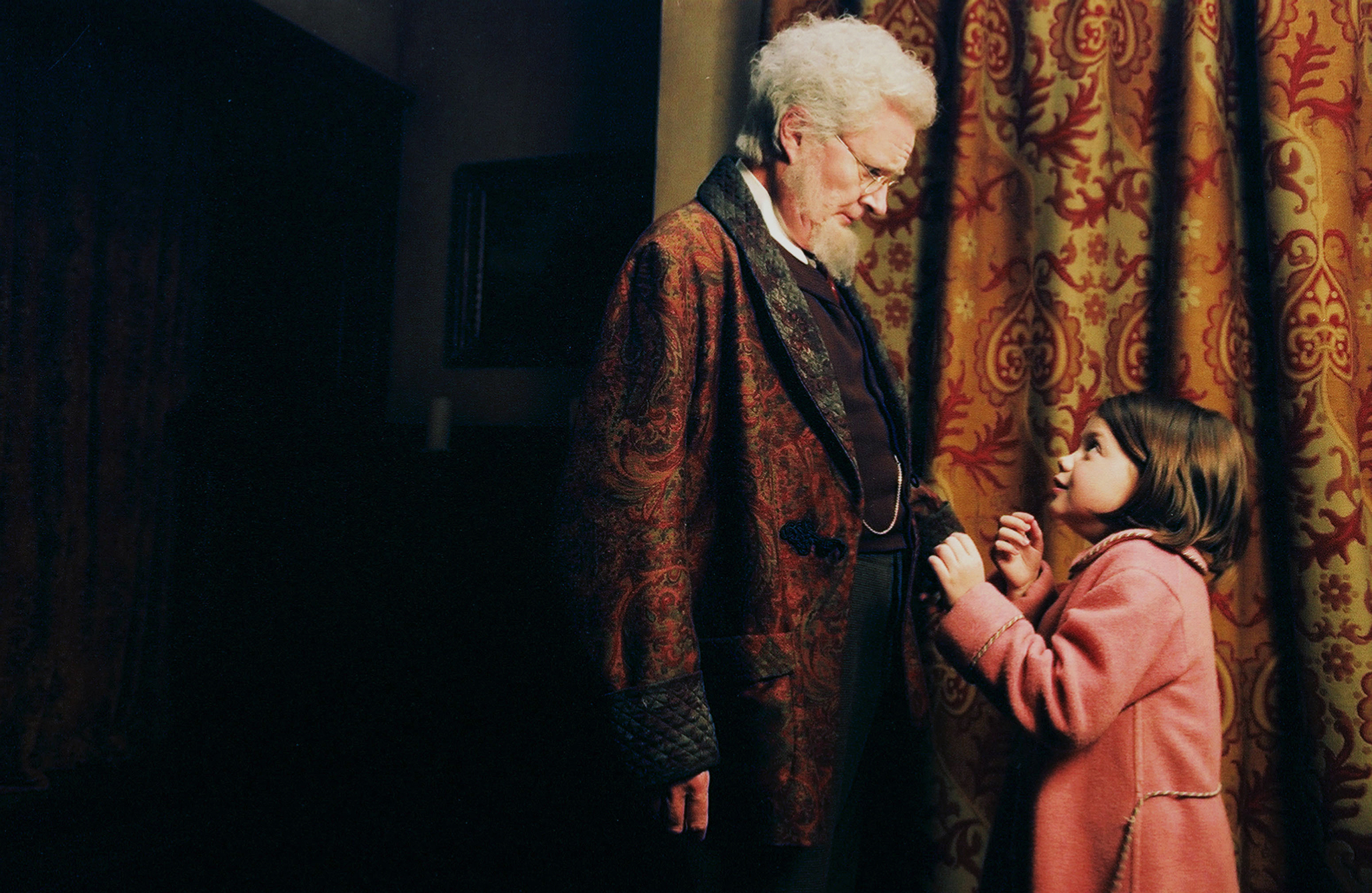 Still of Jim Broadbent and Georgie Henley in Narnijos kronikos: liutas, burtininke ir drabuziu spinta (2005)