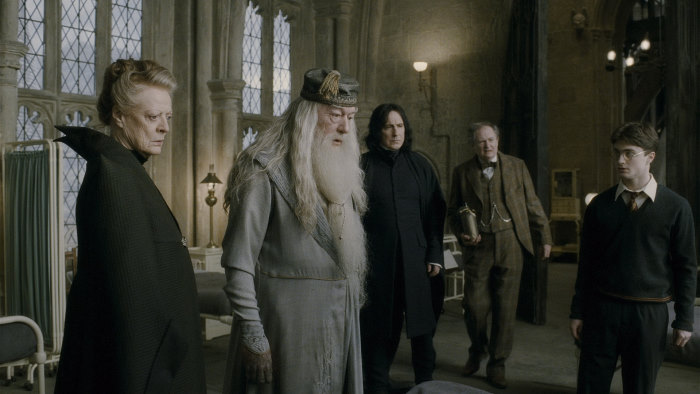 Still of Alan Rickman, Jim Broadbent, Maggie Smith, Michael Gambon and Daniel Radcliffe in Haris Poteris ir netikras princas (2009)