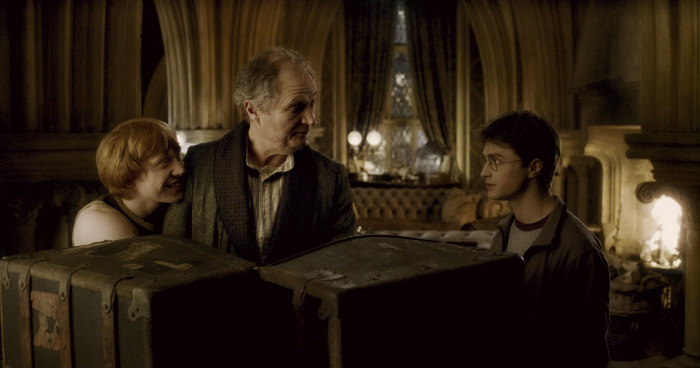 Still of Jim Broadbent, Rupert Grint and Daniel Radcliffe in Haris Poteris ir netikras princas (2009)