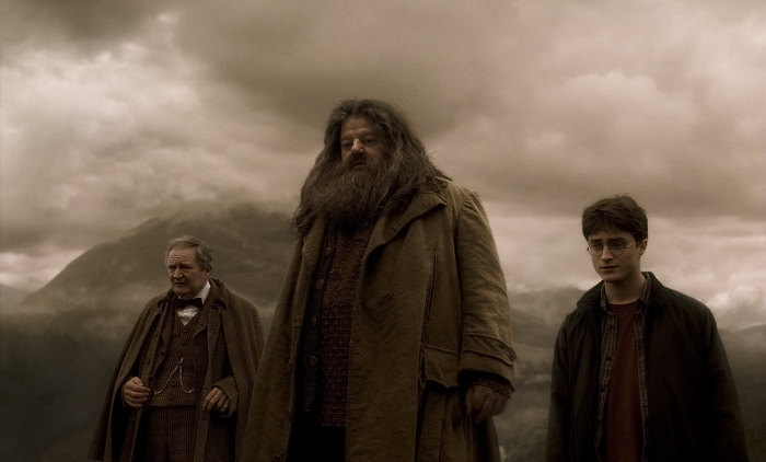 Still of Jim Broadbent, Robbie Coltrane and Daniel Radcliffe in Haris Poteris ir netikras princas (2009)