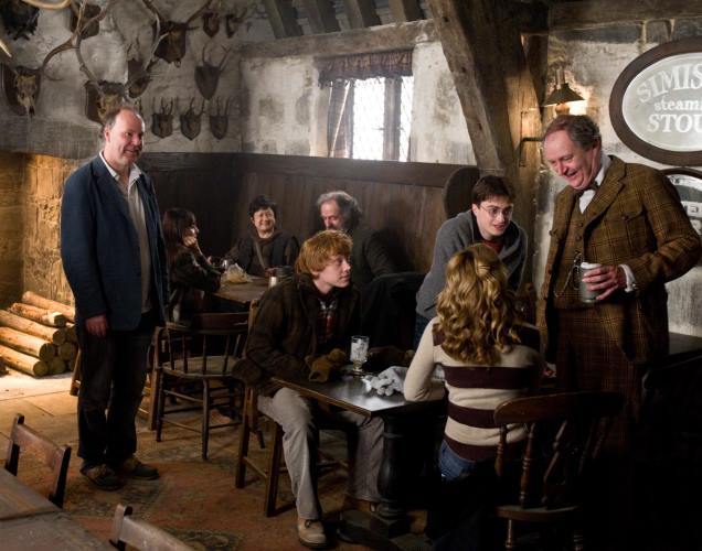 Still of Jim Broadbent, Rupert Grint, Daniel Radcliffe and David Yates in Haris Poteris ir netikras princas (2009)