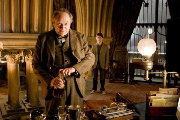 Still of Jim Broadbent and Daniel Radcliffe in Haris Poteris ir netikras princas (2009)